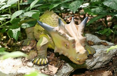 Saurierpark und Grotten in Reclère